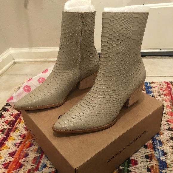Matisse Cady Ivory Snake Bootie Size 9 worn once - Picture 7 of 7
